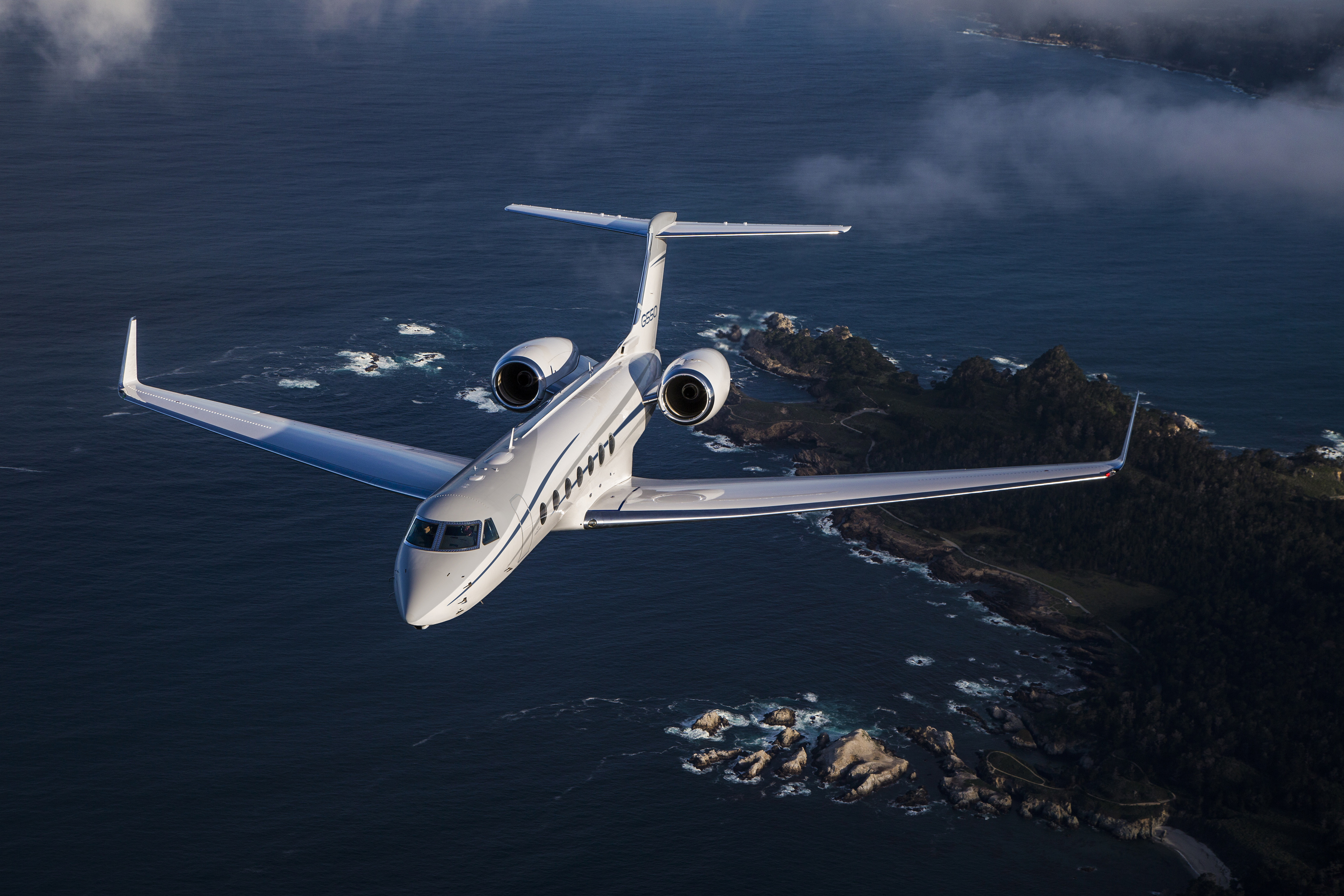 gulfstream g550 flying along the coast