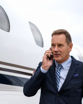 Corretor de aeronaves ao telefone