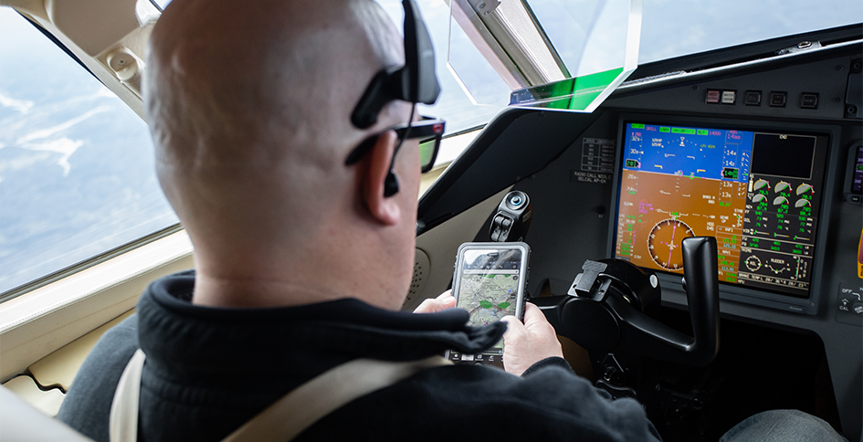 Piloto usando smartphone durante o voo